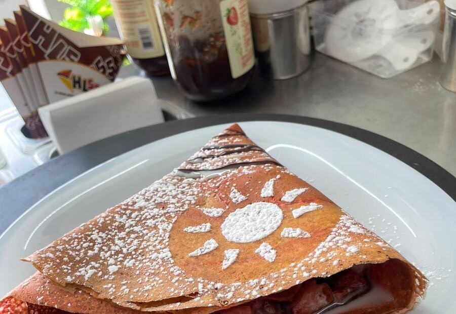 Crepa recién preparada con fresas y chocolate